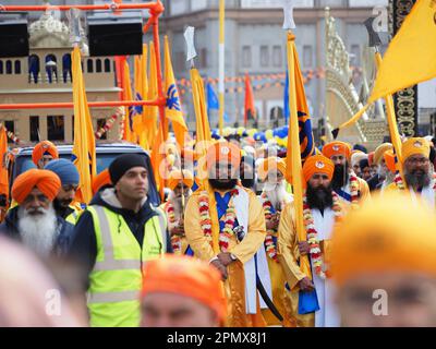 Gravesend, Kent, Großbritannien. 15. April 2023. Vaisakhi-Feiern in Gravesend, Kent. Fotos der Prozession, die am Siri Guru Nanak Darbar Sikh Tempel beginnt. Kredit: James Bell/Alamy Live News Stockfoto