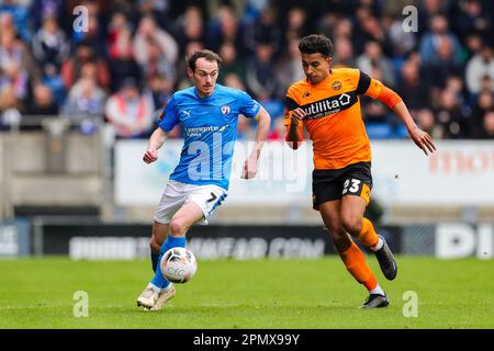 Chesterfield Forward Liam Mandeville (7) Eastleigh Forward Alfie Lloyd (23) während des Spiels der National League zwischen Chesterfield FC und Eastleigh FC im Technique Stadium, Chesterfield, Großbritannien am 15. April 2023 Credit: Every Second Media/Alamy Live News Stockfoto