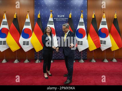 Seoul, Südkorea. 15. April 2023. Außenministerin Annalena Baerbock (Bündnis 90/die Grünen) und Außenministerin Koreas Park Jin begrüßen einander vor Beginn des "Strategischen Dialogs". Kredit: Soeren Stache/dpa/Alamy Live News Stockfoto