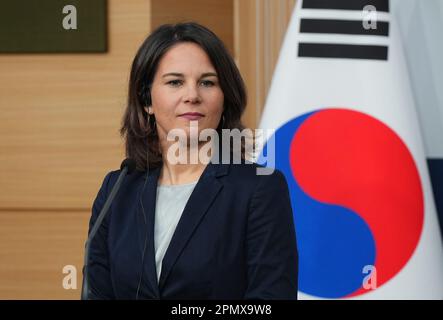 Seoul, Südkorea. 15. April 2023. Außenministerin Annalena Baerbock (Bündnis 90/die Grünen), fotografiert nach dem "strategischen Dialog" während einer gemeinsamen Pressekonferenz mit dem Außenminister Koreas. Kredit: Soeren Stache/dpa/Alamy Live News Stockfoto