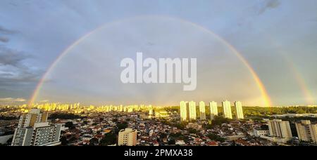 Perfekter Regenbogen in São Paulo, Brasilien Stockfoto