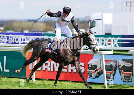 Irish Point Ridded by Davy Russell gewinnt die Turners Mersey Novice Hürdle beim Randox Grand National Festival 2023 Grand National Day auf der Aintree Rennbahn, Liverpool, Großbritannien, 15. April 2023 (Foto von Conor Molloy/News Images) Stockfoto