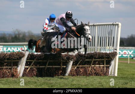 Irish Point, der von Jockey Davy Russell geritten wird, räumt einen Zaun auf dem Weg, um die Turners Mersey Novice' Hürde am dritten Tag des Randox Grand National Festivals auf der Aintree Racecourse, Liverpool, zu gewinnen. Foto: Samstag, 15. April 2023. Stockfoto