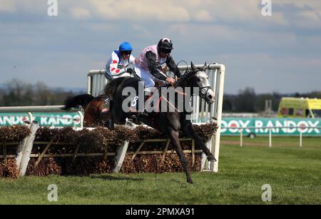 Irish Point, der von Jockey Davy Russell geritten wird, räumt einen Zaun auf dem Weg, um die Turners Mersey Novice' Hürde am dritten Tag des Randox Grand National Festivals auf der Aintree Racecourse, Liverpool, zu gewinnen. Foto: Samstag, 15. April 2023. Stockfoto