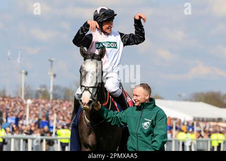 Irish Point Ridded by Davy Russell feiert den Gewinn der Turners Mersey Novice Hürdle beim Randox Grand National Festival 2023 Grand National Day auf der Aintree Rennbahn, Liverpool, Großbritannien, 15. April 2023 (Foto von Conor Molloy/News Images) Stockfoto