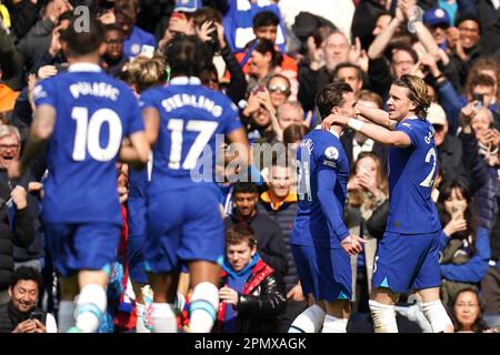 Chelsea Conor Gallagher (rechts) feiert das erste Tor seiner Seite des Spiels mit dem Teamkollegen Ben Chilwell während des Premier League-Spiels auf der Stamford Bridge, London. Foto: Samstag, 15. April 2023. Stockfoto