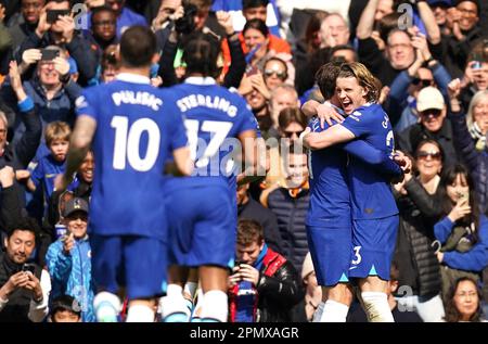 Chelsea Conor Gallagher (rechts) feiert das erste Tor seiner Seite des Spiels mit dem Teamkollegen Ben Chilwell während des Premier League-Spiels auf der Stamford Bridge, London. Foto: Samstag, 15. April 2023. Stockfoto