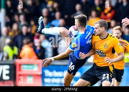 Harrison Burrows (16 Peterborough United), herausgefordert von Ryan Bennett (21 Cambridge United) während des Spiels der Sky Bet League 1 zwischen Cambridge United und Peterborough im R Costings Abbey Stadium, Cambridge, am Samstag, den 15. April 2023. (Foto: Kevin Hodgson | MI News) Guthaben: MI News & Sport /Alamy Live News Stockfoto