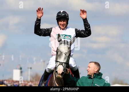 Liverpool, Großbritannien. 15. April 2023. Irish Point Ridded by Davy Russell feiert den Gewinn der Turners Mersey Novice Hürdle beim Randox Grand National Festival 2023 Grand National Day auf der Aintree Rennbahn, Liverpool, Großbritannien, 15. April 2023 (Foto von Conor Molloy/News Images) in Liverpool, Großbritannien, am 4./15. April 2023. (Foto: Conor Molloy/News Images/Sipa USA) Guthaben: SIPA USA/Alamy Live News Stockfoto