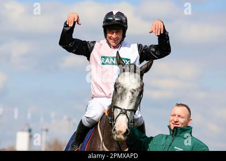 Liverpool, Großbritannien. 15. April 2023. Irish Point Ridded by Davy Russell feiert den Gewinn der Turners Mersey Novice Hürdle beim Randox Grand National Festival 2023 Grand National Day auf der Aintree Rennbahn, Liverpool, Großbritannien, 15. April 2023 (Foto von Conor Molloy/News Images) in Liverpool, Großbritannien, am 4./15. April 2023. (Foto: Conor Molloy/News Images/Sipa USA) Guthaben: SIPA USA/Alamy Live News Stockfoto