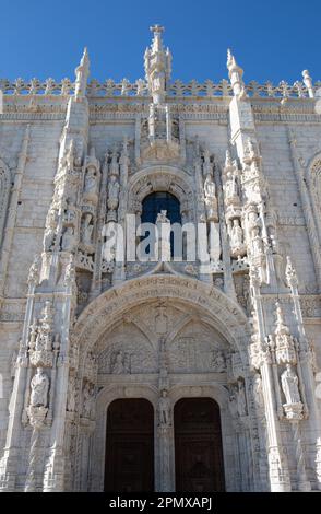 Lissabon, Portugal. 06. April 2023. Das Südportal des Klosters 'Mosteiro de Jeronimos' im Stadtteil Belem. Kredit: Viola Lopes/dpa/Alamy Live News Stockfoto