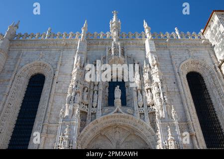 Lissabon, Portugal. 06. April 2023. Das Südportal des Klosters 'Mosteiro de Jeronimos' im Stadtteil Belem. Kredit: Viola Lopes/dpa/Alamy Live News Stockfoto