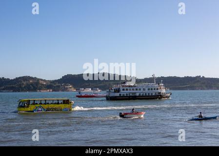 Lissabon, Portugal. 06. April 2023. Verschiedene Boote fahren entlang des Tejo auf der Ebene des Stadtteils Belem. Kredit: Viola Lopes/dpa/Alamy Live News Stockfoto