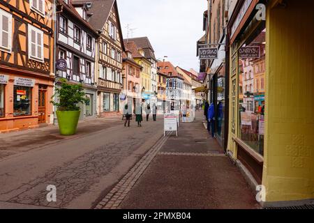 Leute in der Rue Vauban in der Altstadt von Colmar, Elsass, Frankreich. Stockfoto