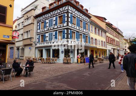 Leute in der Rue Vauban in der Altstadt von Colmar, Elsass, Frankreich. Stockfoto