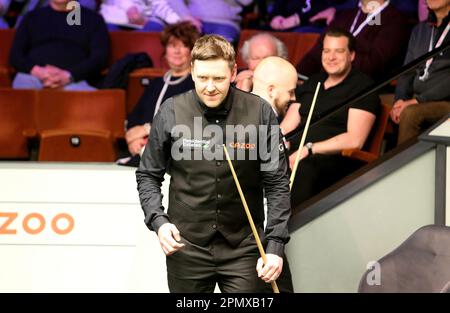 15. April 2023; The Crucible, Sheffield, England: 2023 Cazoo Snooker World Championship, Tag 1; Ricky Walden im Spiel, Verse Luca Brecel Stockfoto