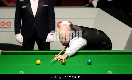 15. April 2023; The Crucible, Sheffield, England: 2023 Cazoo Snooker World Championship, Tag 1; Luca Brecel im Spiel, Verse Ricky Walden Stockfoto