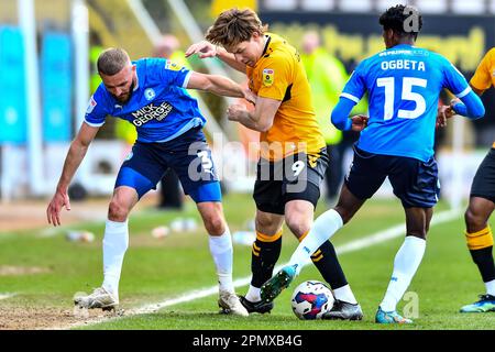 Joe Ironside (9 Cambridge United) herausgefordert von Dan Butler (3 Peterborough United) und Nathanael Ogbeta (15 Peterborough United während des Spiels der Sky Bet League 1 zwischen Cambridge United und Peterborough im R Costings Abbey Stadium, Cambridge, am Samstag, den 15. April 2023. (Foto: Kevin Hodgson | MI News) Guthaben: MI News & Sport /Alamy Live News Stockfoto