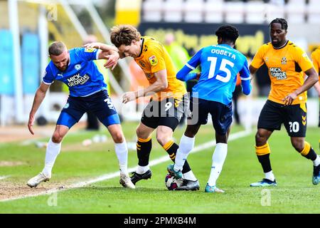 Joe Ironside (9 Cambridge United), herausgefordert von Dan Butler (3 Peterborough United) und Nathanael Ogbeta (15 Peterborough United) während des Spiels der Sky Bet League 1 zwischen Cambridge United und Peterborough im R Costings Abbey Stadium, Cambridge, am Samstag, den 15. April 2023. (Foto: Kevin Hodgson | MI News) Guthaben: MI News & Sport /Alamy Live News Stockfoto