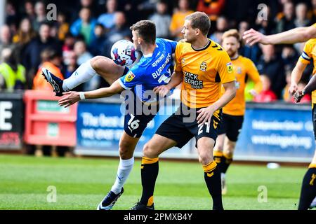 Harrison Burrows (16 Peterborough United), herausgefordert von Ryan Bennett (21 Cambridge United) während des Spiels der Sky Bet League 1 zwischen Cambridge United und Peterborough im R Costings Abbey Stadium, Cambridge, am Samstag, den 15. April 2023. (Foto: Kevin Hodgson | MI News) Guthaben: MI News & Sport /Alamy Live News Stockfoto