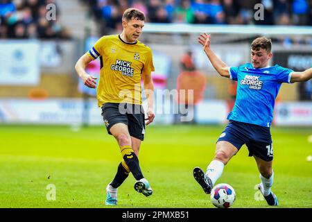 Paul Digby (4 Cambridge United), herausgefordert von Harrison Burrows (16 Peterborough United) während des Spiels der Sky Bet League 1 zwischen Cambridge United und Peterborough im R Costings Abbey Stadium, Cambridge, am Samstag, den 15. April 2023. (Foto: Kevin Hodgson | MI News) Guthaben: MI News & Sport /Alamy Live News Stockfoto