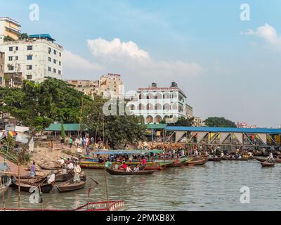 Lokale Fähren am Wise Ghat Boat Station am Buriganga River in Dhaka, der Hauptstadt von Bangladesch. Stockfoto