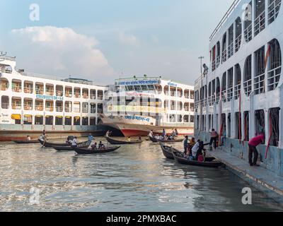 Fähren verschiedener Größen an der Wise Ghat Boat Station am Buriganga River in Dhaka, der Hauptstadt von Bangladesch. Stockfoto