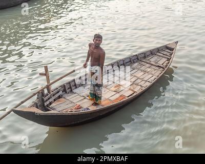 Lokale Fähre an der Wise Ghat Boat Station auf dem Buriganga River in Dhaka, der Hauptstadt von Bangladesch. Stockfoto