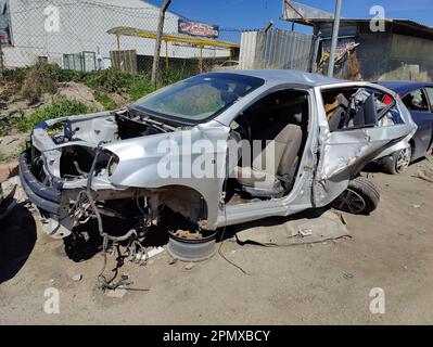 Verschrottete Autos und Fahrzeuge in der zerstörten Stadt nach Erdbeben, Tsunami, Vulkanausbruch, Erdrutsch, Terroranschlägen, Militär und Zivilist Stockfoto