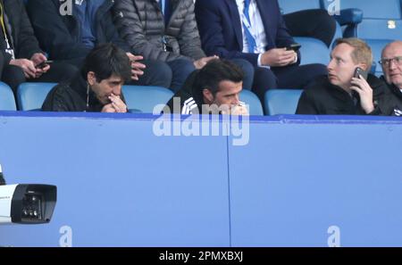 Fulham-Manager Marco Silva (Zentrum) auf den Tribünen während des Premier League-Spiels im Goodison Park, Liverpool. Foto: Samstag, 15. April 2023. Stockfoto