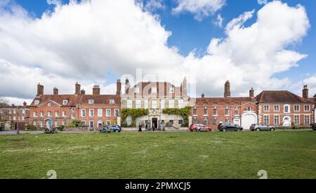 Panoramablick auf das historische Mompesson House und eine Parade von Häusern am Choristers Square, neben der Salisbury Cathedral, Salisbury, Wiltshire, Großbritannien, am 15. April 2023 Stockfoto