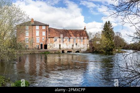 The Old Mill at Harnham on the River Avon in der Nähe von Salisbury, Wiltshire, Großbritannien, am 15. April 2023 Stockfoto