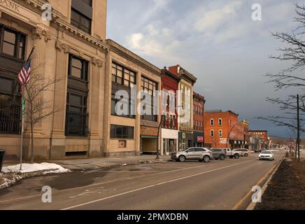 Die Fassaden entlang der North Union St in Olean New York sind von unterschiedlichem Grad an wirtschaftlicher Belastung und Revitalisierung geprägt. Stockfoto