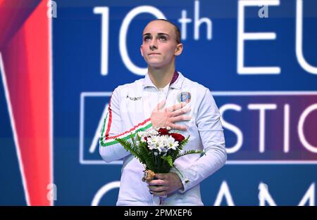 Antalya, Türkei. 15. April 2023. Turnen: Europameisterschaft, Entscheidungen, unebene Bars, Frauen in der Sporthalle von Antalya. Alice D'Amato aus Italien bei der Preisverleihung. D'Amato gewann Gold auf unebenen Barren. Kredit: Marijan Murat/dpa/Alamy Live News Stockfoto