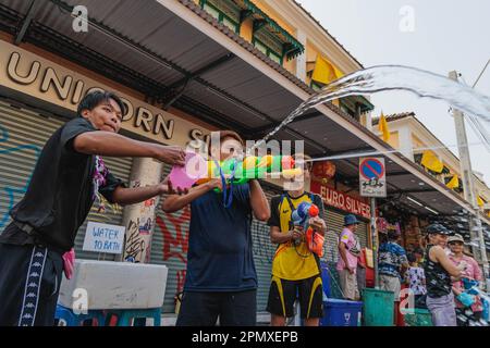 Bangkok, Thailand. 15. April 2023. Während des Songkran 2023 Festivals an der Khaosan Road in Bangkok sahen Menschen Wasserpistolen schießen. Das Songkran-Festival 2023 ist das erste Songkran-Festival nach COVID-Beschränkungen in Thailand. Dieses Festival ist der thailändische Neujahrsfeiertag, der am 13-15. April stattfindet. Songkran Festival berühmte Aktivität sind die öffentlichen Wasserkämpfe, die als rituelle Reinigung eingerahmt werden. Kredit: SOPA Images Limited/Alamy Live News Stockfoto