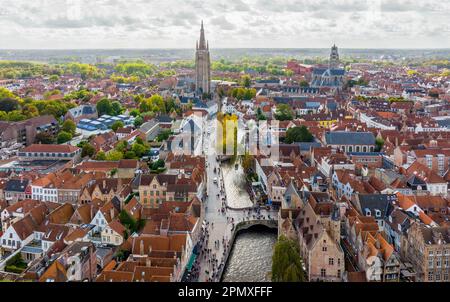 Die Kanüle in Brügge. Drohnenaufnahme von Brügge aus der Luft ist die wunderschöne mittelalterliche historische Stadt. Architektur und Kanäle. Stockfoto