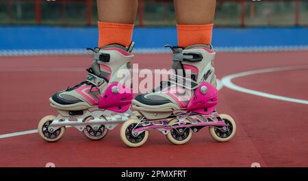 Eine Frau, die an einem wunderschönen Nachmittag auf einer Eisbahn im Freien skatet Stockfoto