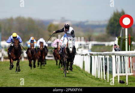 Am dritten Tag des Randox Grand National Festivals auf der Rennbahn Aintree, Liverpool, gewinnt Irish Point mit Jockey Davy Russell die Turners Mersey Novice' Hürde. Foto: Samstag, 15. April 2023. Stockfoto