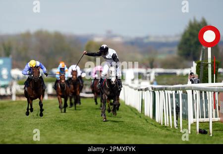 Am dritten Tag des Randox Grand National Festivals auf der Rennbahn Aintree, Liverpool, gewinnt Irish Point mit Jockey Davy Russell die Turners Mersey Novice' Hürde. Foto: Samstag, 15. April 2023. Stockfoto