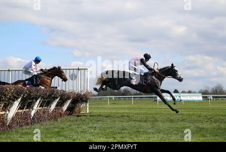 Irish Point, der von Jockey Davy Russell geritten wird, räumt einen Zaun auf dem Weg, um die Turners Mersey Novice' Hürde am dritten Tag des Randox Grand National Festivals auf der Aintree Racecourse, Liverpool, zu gewinnen. Foto: Samstag, 15. April 2023. Stockfoto