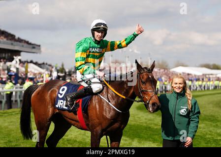 Jockey Mark Walsh feiert den Gewinn der JRL Group Liverpool Hürde mit Sire Du Berlais am dritten Tag des Randox Grand National Festivals auf der Rennbahn Aintree, Liverpool. Foto: Samstag, 15. April 2023. Stockfoto