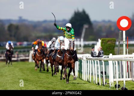 Sire Du Berlais geritten vom Jockey Mark Walsh gewinnt die JRL Group Liverpool Hürde am dritten Tag des Randox Grand National Festivals auf der Rennbahn Aintree, Liverpool. Foto: Samstag, 15. April 2023. Stockfoto