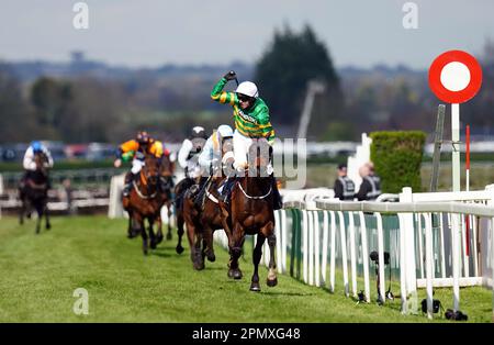 Sire Du Berlais geritten vom Jockey Mark Walsh gewinnt die JRL Group Liverpool Hürde am dritten Tag des Randox Grand National Festivals auf der Rennbahn Aintree, Liverpool. Foto: Samstag, 15. April 2023. Stockfoto