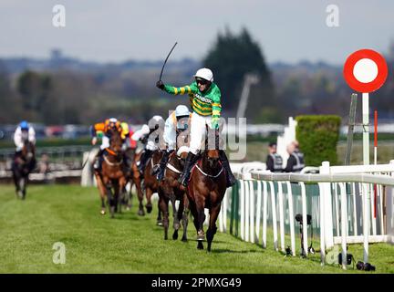 Sire Du Berlais geritten vom Jockey Mark Walsh gewinnt die JRL Group Liverpool Hürde am dritten Tag des Randox Grand National Festivals auf der Rennbahn Aintree, Liverpool. Foto: Samstag, 15. April 2023. Stockfoto