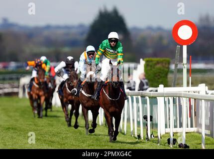 Sire Du Berlais geritten vom Jockey Mark Walsh gewinnt die JRL Group Liverpool Hürde am dritten Tag des Randox Grand National Festivals auf der Rennbahn Aintree, Liverpool. Foto: Samstag, 15. April 2023. Stockfoto