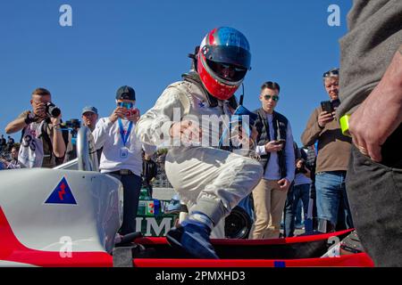 LE CASTELLET, FRANKREICH, 9. April 2023 : der ehemalige französische Fahrer Eric Helary, Gewinner von Le Mans, klettert während des fünften französischen historischen Grand Prix auf CI in sein Auto Stockfoto