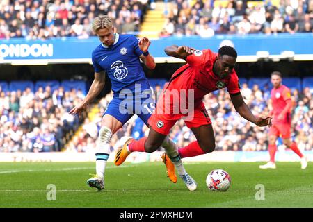 Chelsea's Mykhailo Mudryk (links) und Brighton and Hove Albion's Danny Welbeck um den Ball während des Premier League-Spiels auf der Stamford Bridge, London. Foto: Samstag, 15. April 2023. Stockfoto