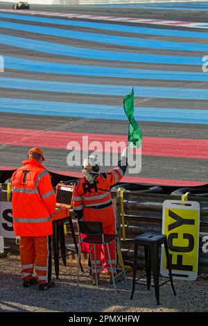 LE CASTELLET, FRANKREICH, 7. April 2023 : die Marshalls informieren die Fahrer während des fünften französischen historischen Grand Prix auf der Rennstrecke Paul Ricard mit ihrer Flagge Stockfoto