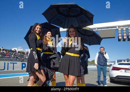 LE CASTELLET, FRANKREICH, 8. April 2023 : Grid Girls und ihre Schirme beginnen gerade beim fünften Grand Prix der französischen Geschichte auf dem Circuit Stockfoto