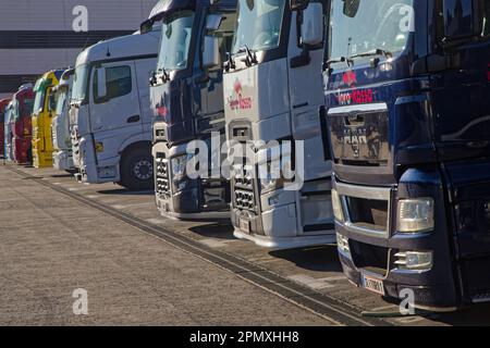 LE CASTELLET, FRANKREICH, 9. April 2023 : Trucks of the Teams in the Paddock während des fünften französischen historischen Grand Prix auf dem Circuit Paul Ricard Stockfoto